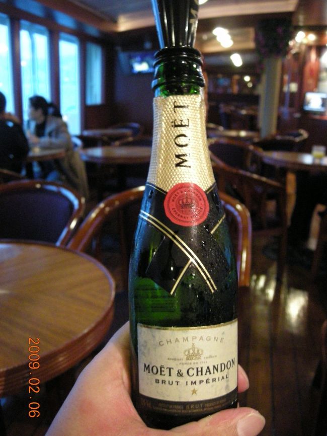 夜はホテル主催のクルーズに招待された。<br /><br />シャンパンを飲みながら、香港の夜景を眺める。<br />旧正月の、華やかな照明。