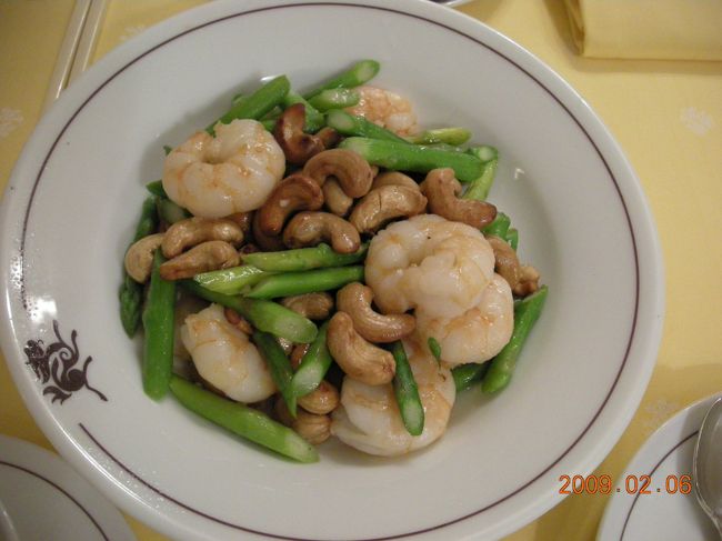 外に出るのはおっくうだったので、ルームサービスを頼む。<br />ぶっきらぼうなおばちゃんの応対だったが、頼んだものはちゃんときた（当たり前か）。<br /><br />海老とカシューナッツとアスパラガスの炒め物。３つとも大好きなものなので、まずいわけがない。