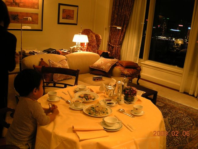 素晴らしい夜景を堪能しながら、香港最後の夕食。わが子よ、覚えていてほしい。