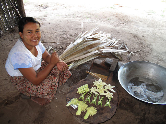 ココヤシの汁を煮詰めているおばさん。<br />これが冷えて固まると砂糖菓子になるのだ。<br /><br />