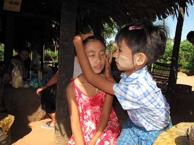 ミャンマー伝統の自然化粧品「タナカ」を塗ってあげてる子供。<br />