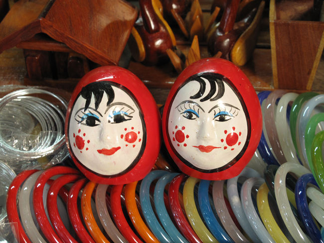 チョウさんの妹が経営しているお土産屋さんで縁起物の人形を購入。