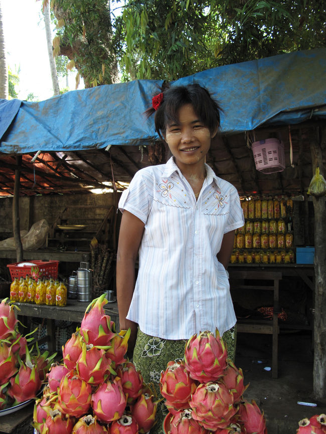 バガンへ戻る途中、果物屋の露店でシャカトウをいただく。