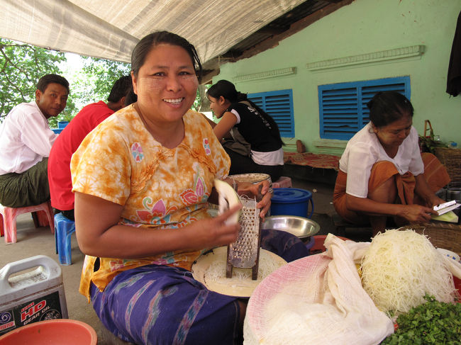 タウン・カラッのみやげ物屋街にいたおばちゃん。