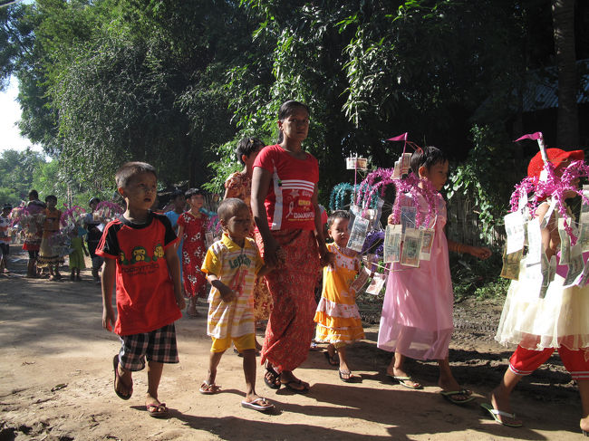 今日はちょうど村の祭りらしい。
