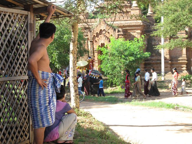 村の親父もロンヂー一丁で祭を見物。