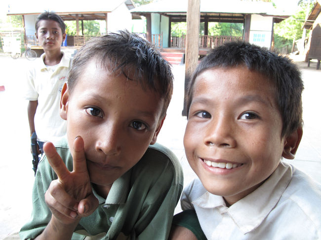 カメラに興味津々の村の子供たち。