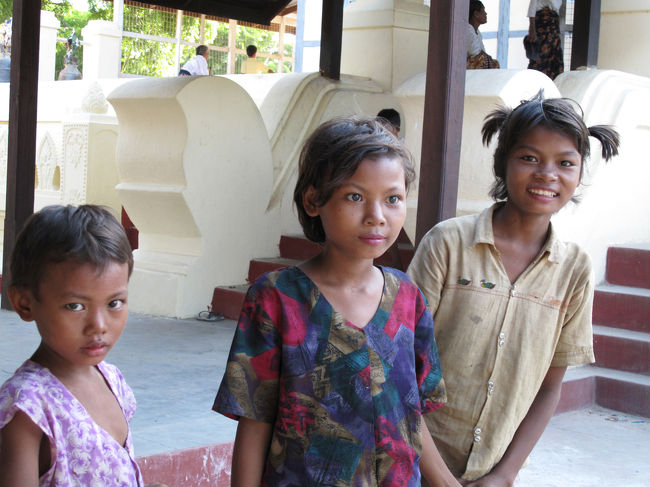 恥ずかしがりやな子供たち。