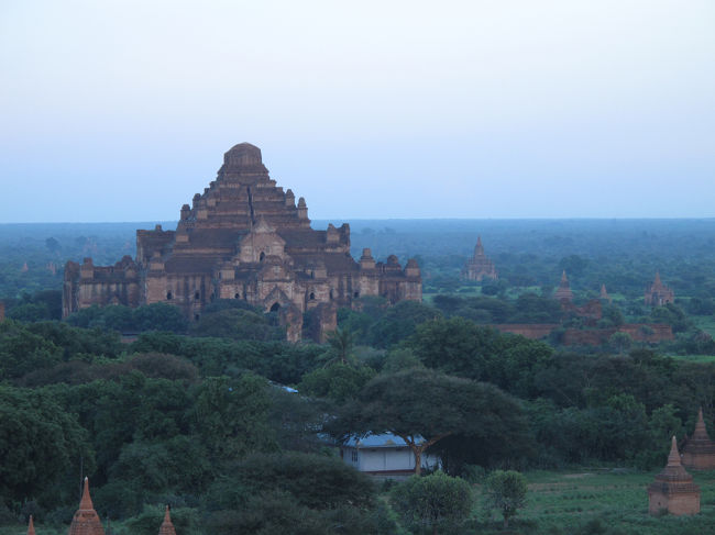 重厚な外観のダヤマンヂー寺院。