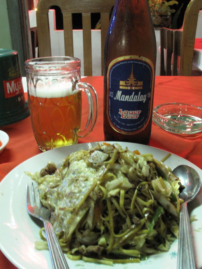 ホテルに帰り、近くのレストランでフライドヌードルとマンダレービールを頂く。