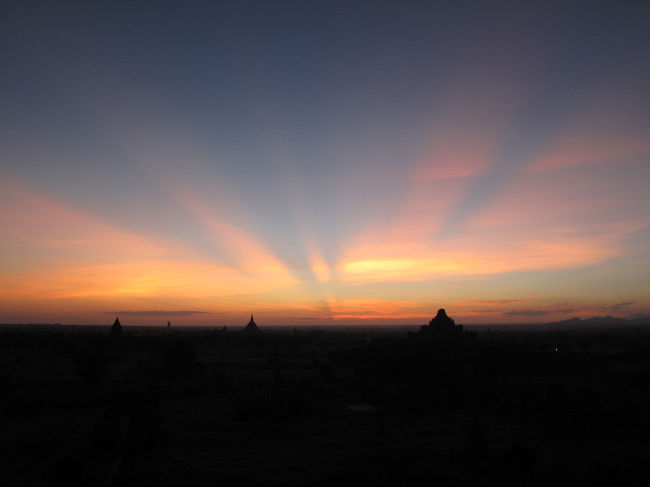 ミャンマー4日目。<br />早朝4時半、懐中電灯片手に自転車でシュエサンドー・パヤーへ向かう。