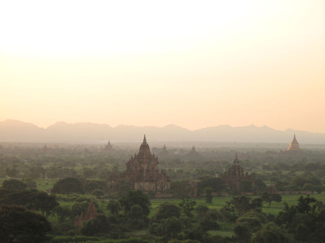バガン平原の夜が明ける。<br />