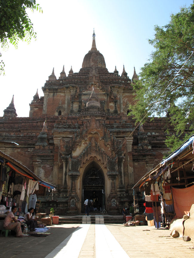 次に向かったのはティーローミィンロー寺院。<br />ここにも異なる4体の仏像が祭られている。