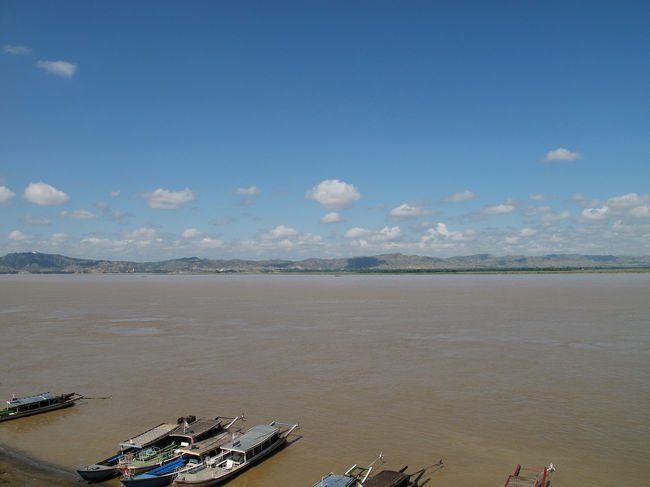 ブーパヤー・パヤーから望むエーヤワディー川。<br />今日も天気は絶好調ですな。