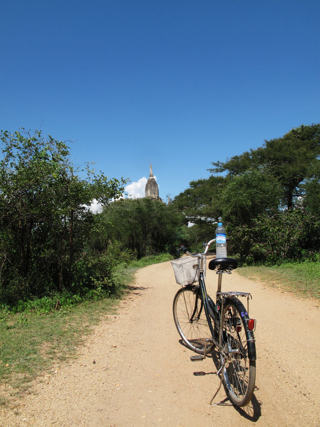 次に向かったのは、一昨日訪れたシュエグーヂー寺院。