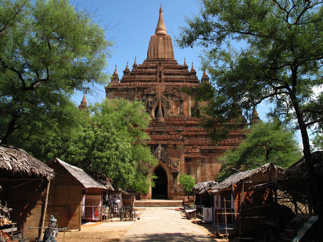 寺院は土足厳禁なので裸足で入るのだが、地面が熱すぎて日向を歩けない（−−；<br />建物の影を利用しながらなんとか寺院内に進入成功！