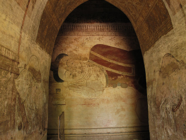 ここは他の寺院とは違い、たくさんの壁画が描かれている。とても興味深い。