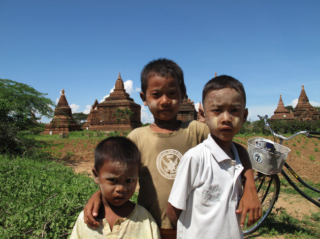 スラマニ寺院近くにいた子供たち。