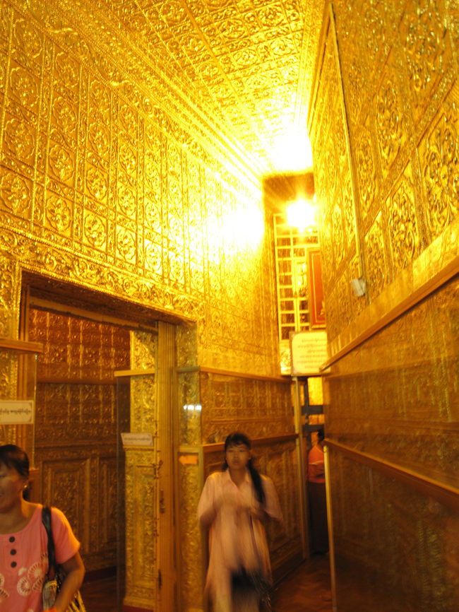 仏塔内は黄金仕様！<br />ここにはブッダの髪の毛が保管されている。
