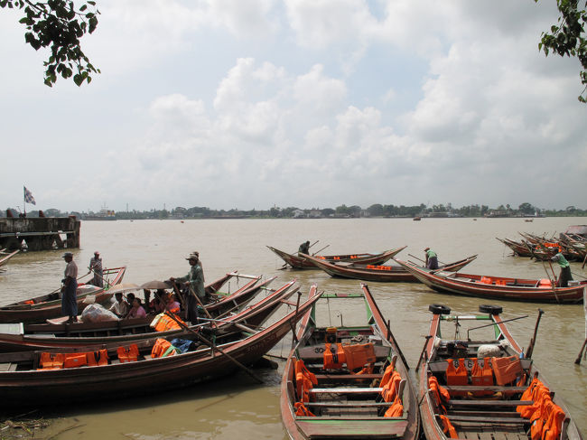 続いてヤンゴン川沿いの船着場へ。