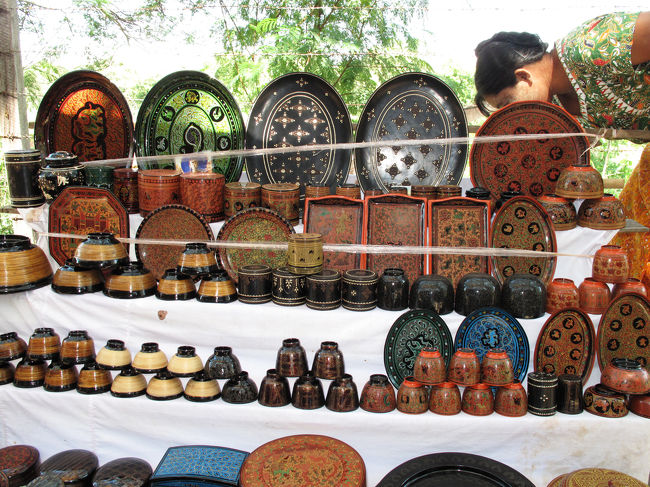 マヌアのお店。<br />漆塗りの食器を中心に売られている。