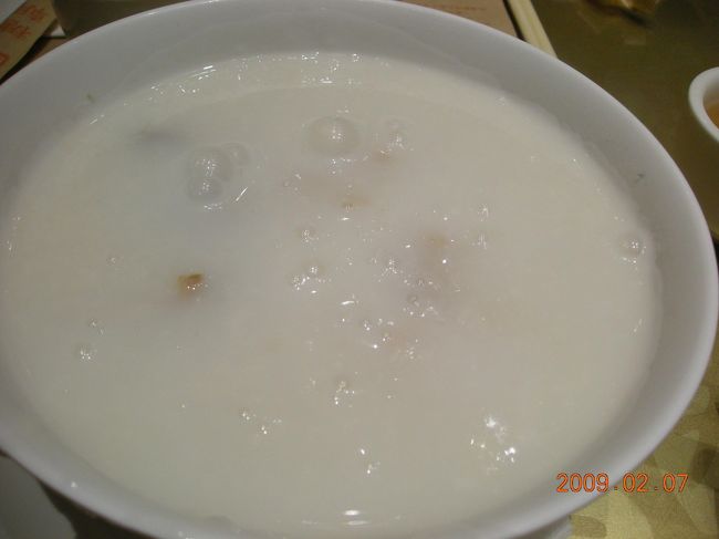 朝食は、週末のみ朝も営業している「糖朝」。<br />ピータン粥。味はまずまず。