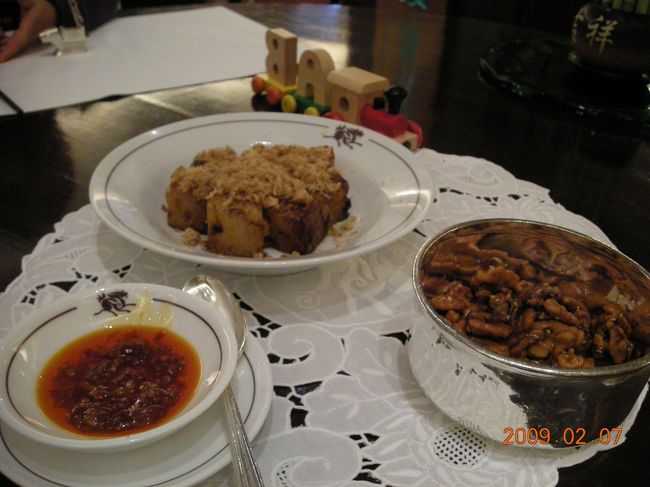 昼食は嘉麟楼。<br /><br />左手奥に写る大根もちを炒めた料理が旨かった。<br />