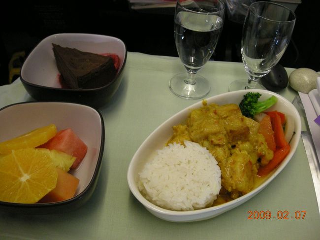 怒涛の機内食。計３時間弱のフライト時間なのに２度もきちんと出てくる。<br />香港から台北へ向かう機内。<br /><br />前菜はフルーツ。メーンは香港式カレー。大ぶりの海老がたくさん入っていて嬉しい。