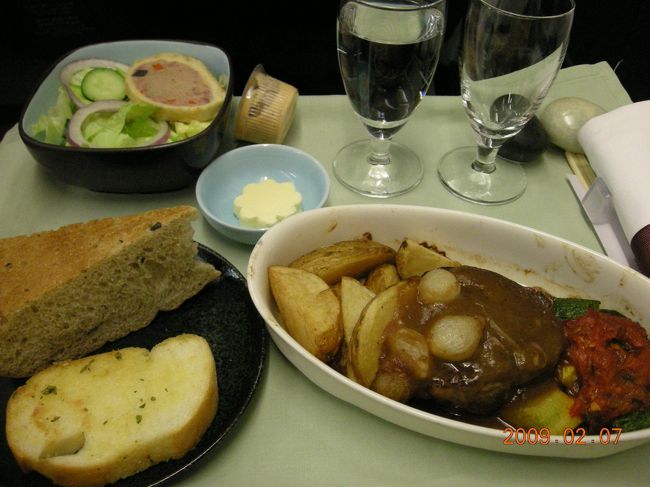 台北から福岡へ。<br />左手奥に前菜のミックスサラダと鴨のパテ。<br /><br />メーンはテンダーロインステーキ。