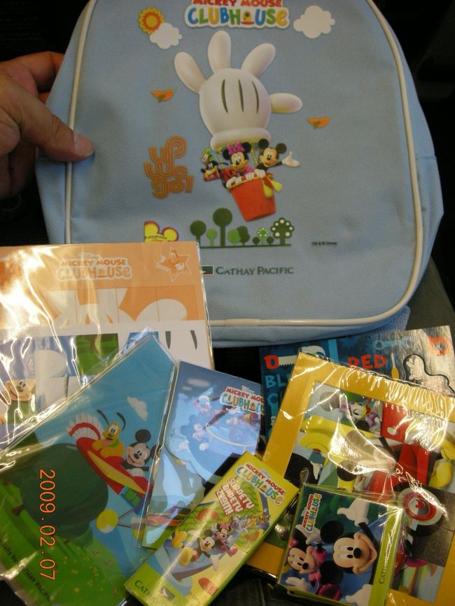キャセイの機内でもらった子供用グッズ。<br /><br />こんなにいっぱいいただいて恐縮です。<br />リュックサックがかわいい。