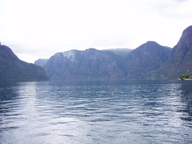 ホテル前のフィヨルド風景。先ほどのインフォメーションセンターで雄大なソグネフィヨルドの写真が記載しているパンフレッドがあったが、この場所に行くには車かツアーじゃないと行けないらしいニュアンスがありました。時間の都合上、ツアーには参加できないので、フィヨルド沿岸沿いを適当に歩いてみました。時刻は15時頃。