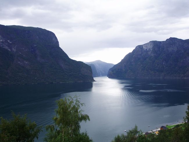 船上でもそうでしたが、歩いてもちょっと位置を動いただけで見えるフィヨルドの光景が変わりますね。