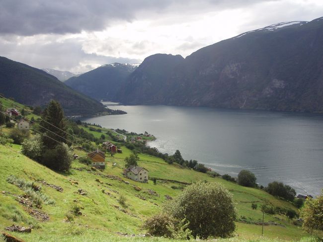 歩き始めて約1時間後、左側を見渡すとこのような光景が。フィヨルドの一番奥がフロムの町でしょう。パンフレッドの表紙に似たような景色です。