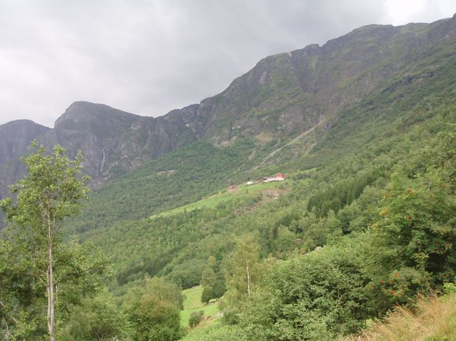 右側はこのような山・崖