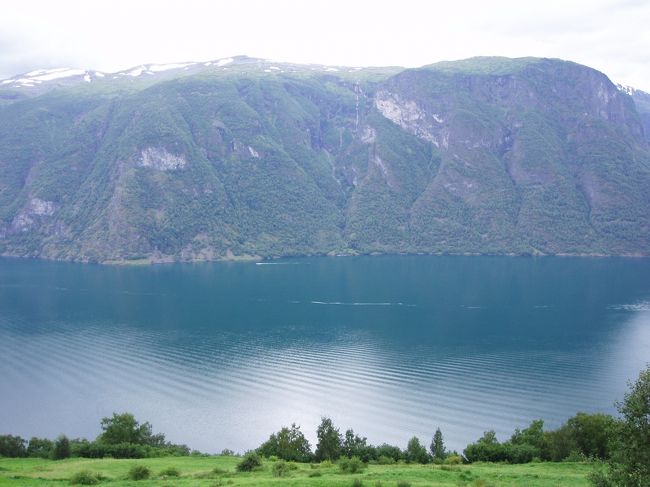 こうして見ると、海（フィヨルドだから海です）の色も美しいですね。