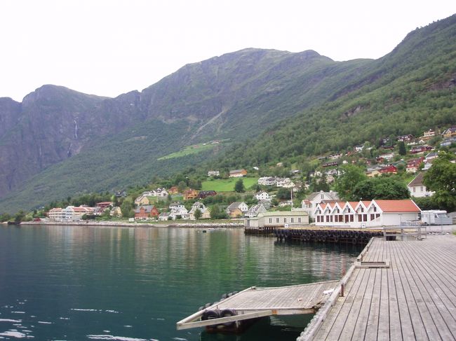 フロムの手前の町まで戻りました。ここでちょっと待つとフロム行きのクルーズ船が来るので、この町でクルーズ船に乗りました。