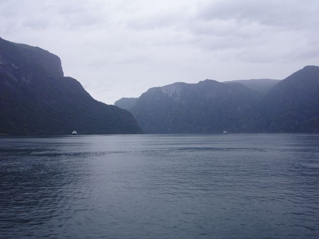 今日2度目のフィヨルドクルーズ。残念ながら晴れ間はもう出ませんでした。