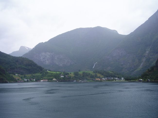 19時頃、フロムに戻りました。この日はベルゲンからの移動になりましたが、スタルハイム渓谷、ソグネフィヨルドクルーズ、ハイキングと天気に恵まれたとはいいがたいですが、素晴らしいフィヨルドの光景をじっくり見ることができました。