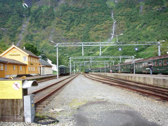 朝8時半、フロム鉄道でフロム駅を出発。フロム鉄道も北欧旅行のハイライトの一つです。