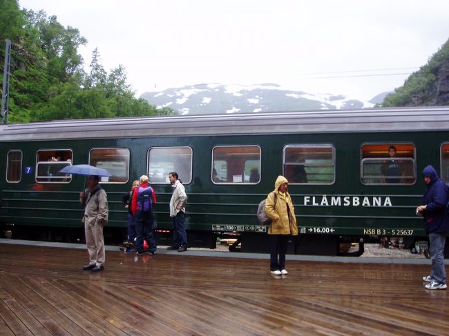 フロムを出発して45分後、ヒョースの滝の目の前の駅。ここで数分間停車します。既に雨が降っていました。