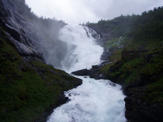 駅前に雄大なヒョースの滝。