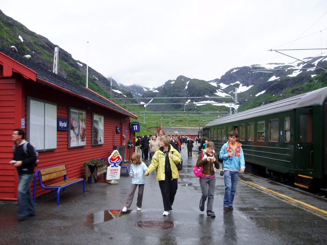 ヒョールの滝から20分ちょっと後にミュルダール駅到着。