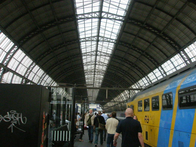 次は５カ国目のオランダです。<br />オランダも王国ですね。<br /><br />オランダは海抜ゼロメートルの土地に埋め立てによって開かれた国です。<br />「地球は神が創ったが、オランダはオランダ人が創った」と言われています。<br /><br />2時間のフライトで、アムステルダム空港に着きました。<br />KLMで乗継ぎ利用したことはありますが、ここも降りるのは初めて。<br />アムステルダム空港から市内までは電車で２０分と近いです。<br />アムステルダム中央駅到着です。<br />