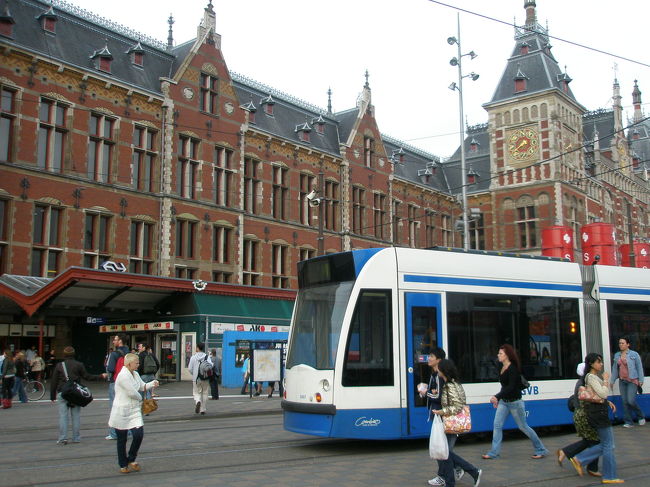アムステルダム中央駅は東京駅のモデルとなった駅です。<br /><br />確かに似ていますね。<br />