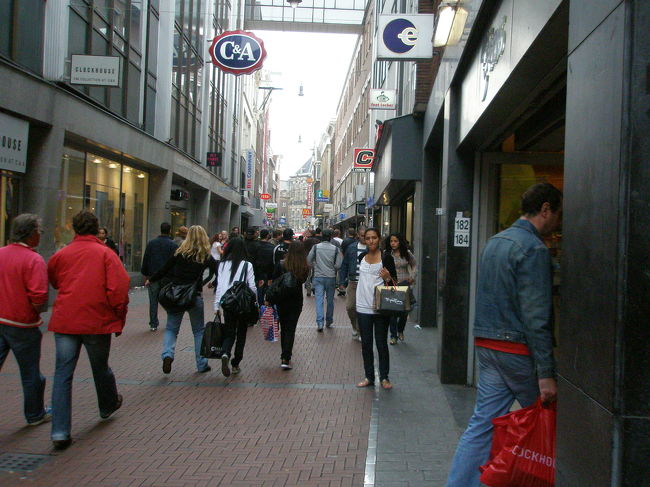 メインストリートを通って行きます。<br /><br />なんか治安はあまり良いとはいえません・・・。