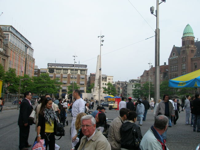 アムステルダムの中心「ダム広場」は王宮や新教会の前にあります。<br />