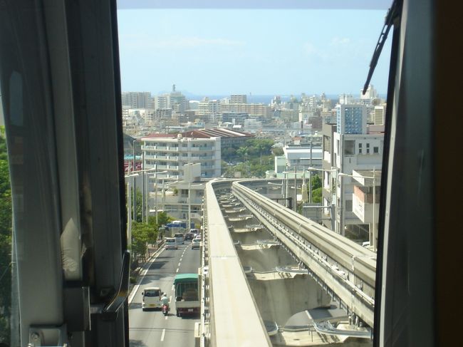 仕方なく国際通りまで戻ります。<br /><br />帰りは、ゆいレールの一番先頭に座れました。<br />モノレールなんて殆ど乗らないので、遊園地の乗り物に乗っている感じで楽しい♪