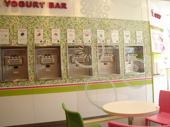 今日も暑いので、フローズンヨーグルトのお店「ヨーグルトランド」へ。<br /><br />１６種類のフレーバーから好きなものを好きなだけ選んで、フルーツなどのトッピングを好きなものを好きなだけ乗せたら完成です。<br />金額は重さで決まります。