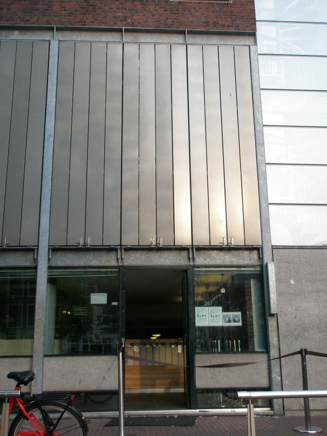 「アンネ・フランクの家」に到着しました。<br /><br />アンネ・フランクが実際に隠れ家として利用していたこの家は、現在は博物館として一般開放されています。<br /><br />夜遅かったせいか、周りに観光客もほとんどいなくてひっそりとしていました。<br />夏は夜9時まで開館しています。私達が着いたのは夜8時過ぎ。<br /><br />昼間は40分〜1時間待ちの行列ができるとのことですが、この時間はすんなり入れました。<br /><br />「アンネ・フランクの家」は言ってみたら全てが博物館なので、大きな荷物を持って入ることは禁止されています。廊下や階段が狭いので傷つけないためです。<br /><br />１階はアンネの父オットー・フランクの工場です。<br /><br />そして、映画と同じように本棚の後ろに隠し階段があり、そこから２階の隠し部屋へと続いています。<br /><br />アンネの部屋もありました。<br />さすがに家具は取り外されていますが、部屋に貼られた写真や雑誌の切り抜きはそのまま残されていました。<br /><br />隠れ家での生活が少しでも明るくなるように、と父が持ってきてくれたとのことです。<br /><br />最後にこのようなメッセージが描かれていました。<br />オットー・フランクの言葉です。<br /><br />To build up a future, you have to know the past.   Otto Frank, 1946<br /><br />胸が熱くなりました。