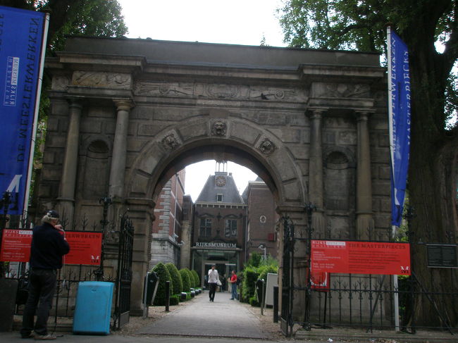 アムステルダム国立美術館。<br /><br />お目当ては、レンブラントの「夜警」と、フェルメールの絵。<br /><br />フェルメールの絵は、「牛乳を注ぐ女」「手紙を読む青衣の女」「小路」「恋文」の４点が展示されていました。<br /><br />レンブランドの「夜警」は想像以上に大きくて驚きました。「夜警」の部屋として１室設けられているんですよ。展示の仕方にもとても工夫があるのだと思いました。<br /><br />レンブラントは自画像もたくさん描いたことで有名ですね。